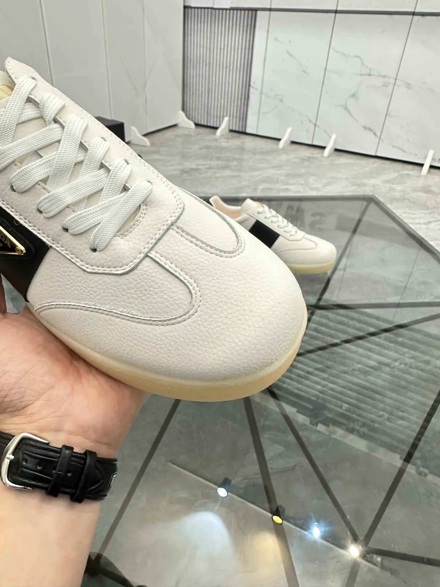 Men's shoes: 💰P400¥ Product trademark: Prada *"Prada*" low-top casual shoes Regular size: 38-44 (can be customized to 45) Product materials: imported cowhide upper, sheepskin lining, original outsole. Number: 020